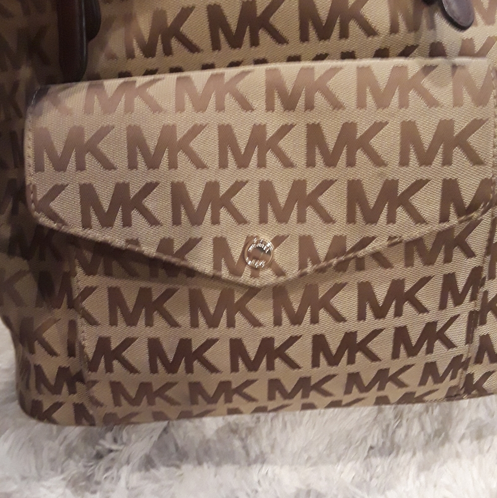 NWOT Michael Kors East West Monogrammed Voyager Tote - Picture 10 of 13